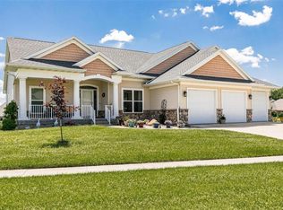 117 Willowood Dr, Hiawatha, IA 52233