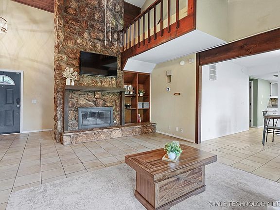 4th image of 1305 N Hickory Ct