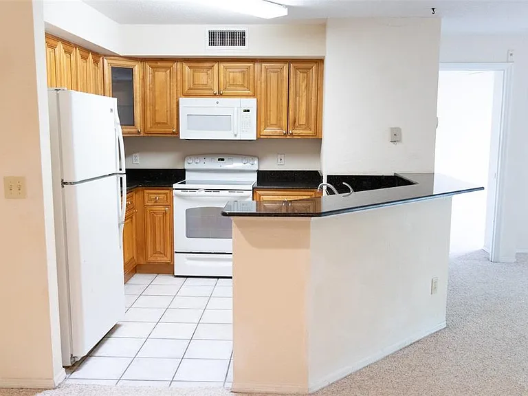 822 Camargo Way #208 — Photo 3