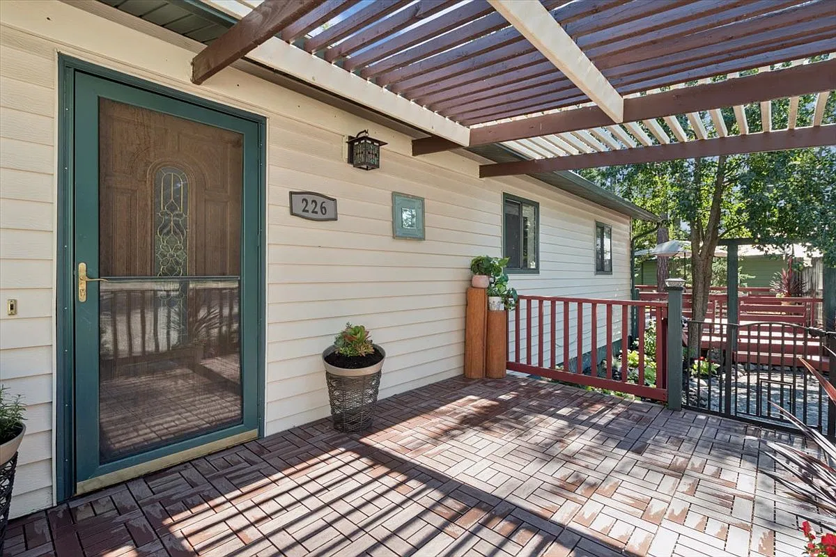 3 bed, 2492 sqft, $3,000 — Photo 2