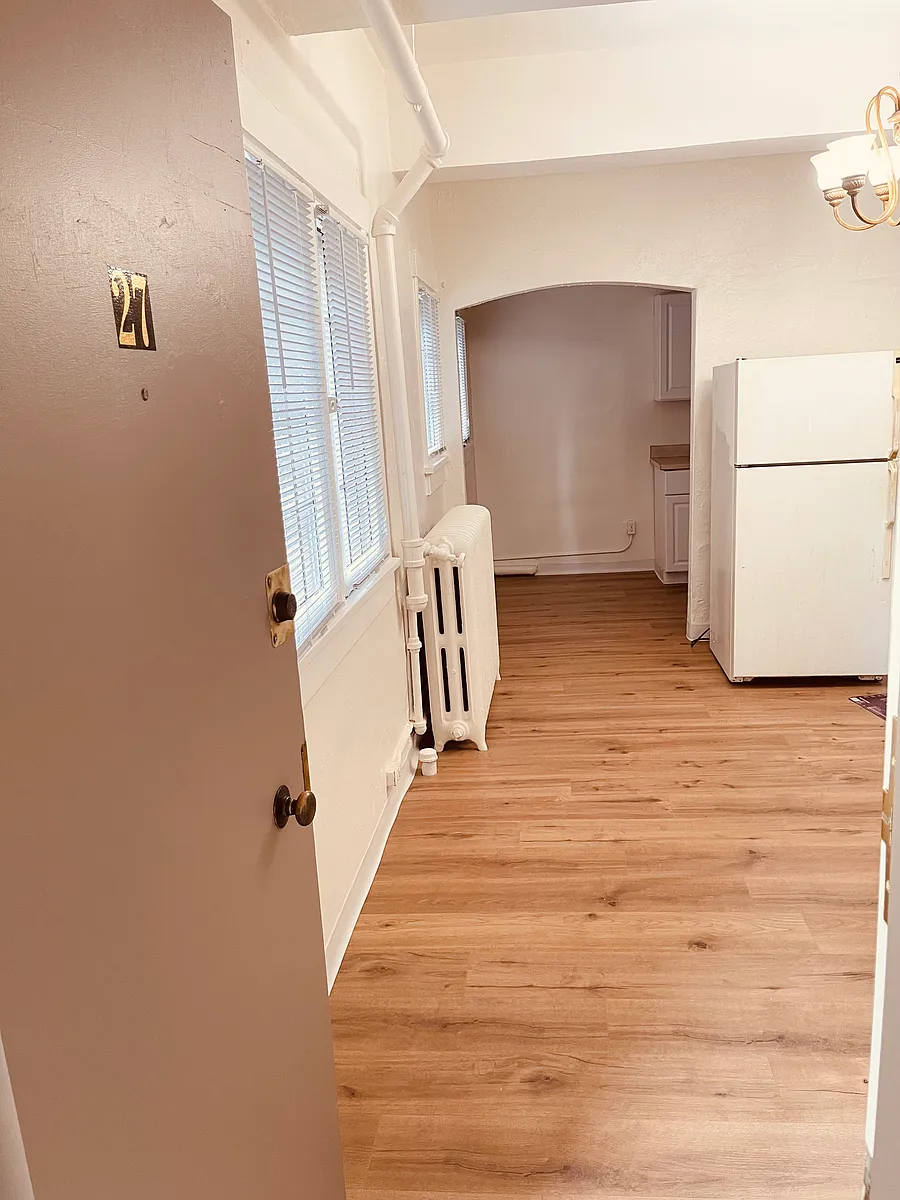 Private entry; welcome home - 633 12th Ave E #27