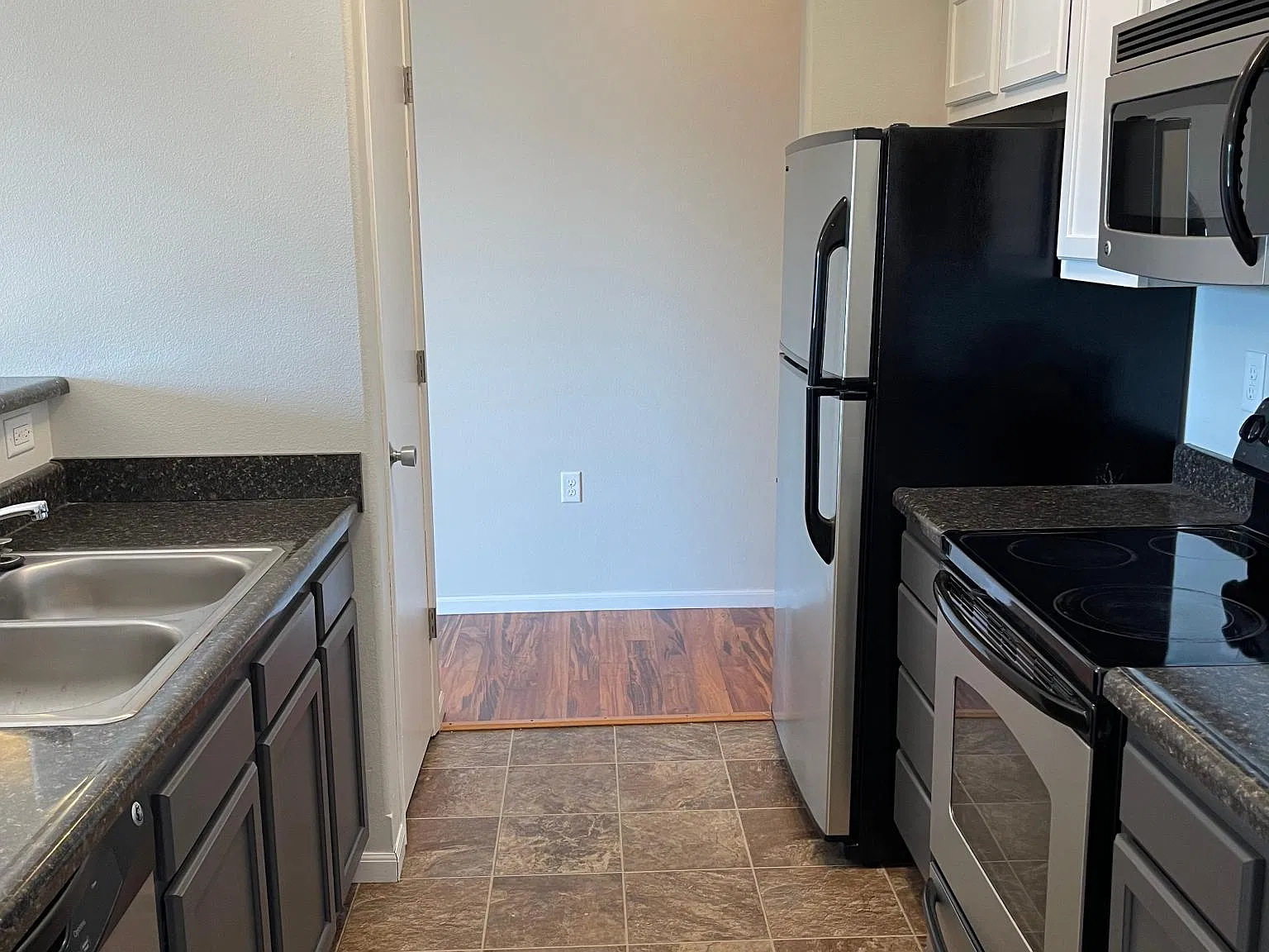 3 bed, 1064 sqft, $2,491 — Photo 4