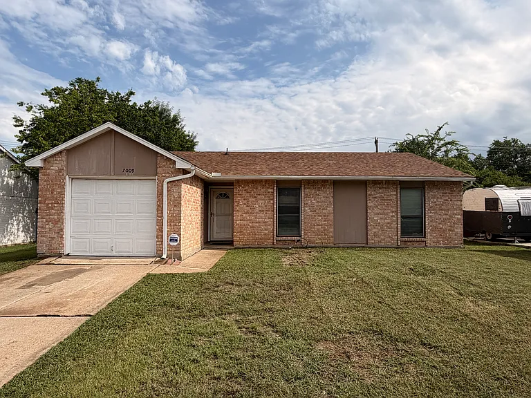 7009 Greenview Cir N — Photo 1