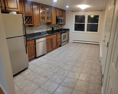 2 Laurent Rd APT 5, Salem, MA, 01970