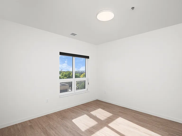 Bright and airy room with large window, offering stunning natural light and scenic views. Bright and airy room with large window, offering stunning natural light and scenic views.