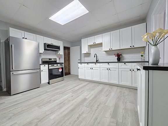 5th image of 215 E 15th Ave