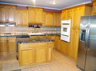 5 Fawn Lake Rd, Stockholm, NJ 07460