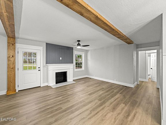 4th image of 256 Currie Ave