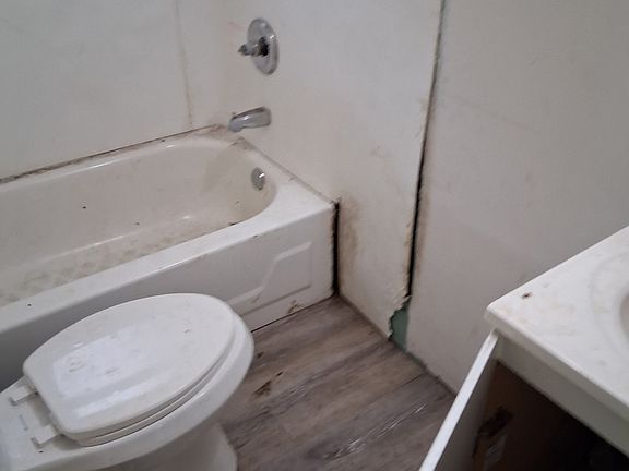 3rd image of 3912 Beachwood Ave