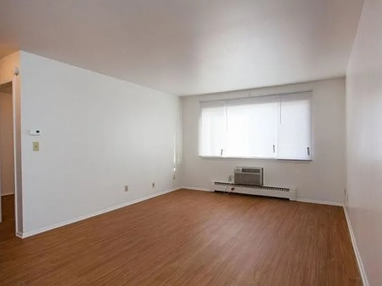 2400 Northwestern Ave — Photo 13