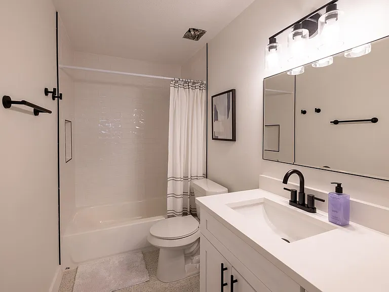 6407 S Adelia Ave #B — Photo 12