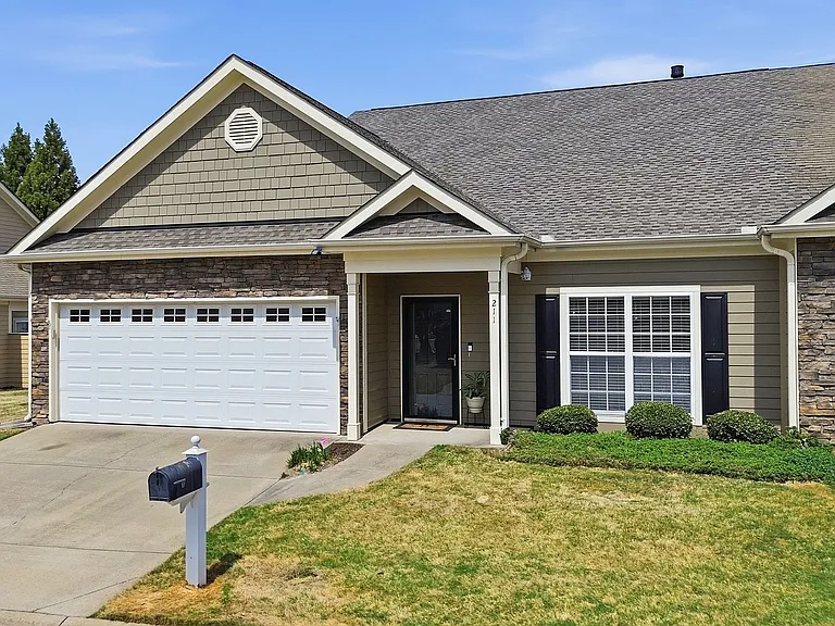 211 Louisville Dr — Photo 3
