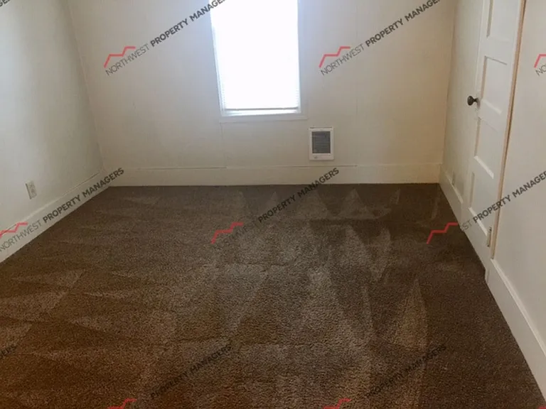 901 NW Saint Helens Ave — Photo 11
