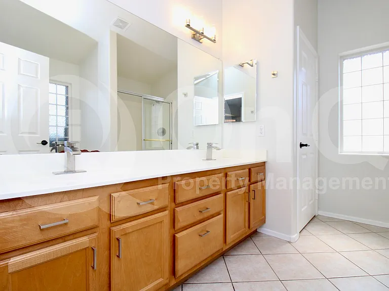 913 E Gary Ln — Photo 18