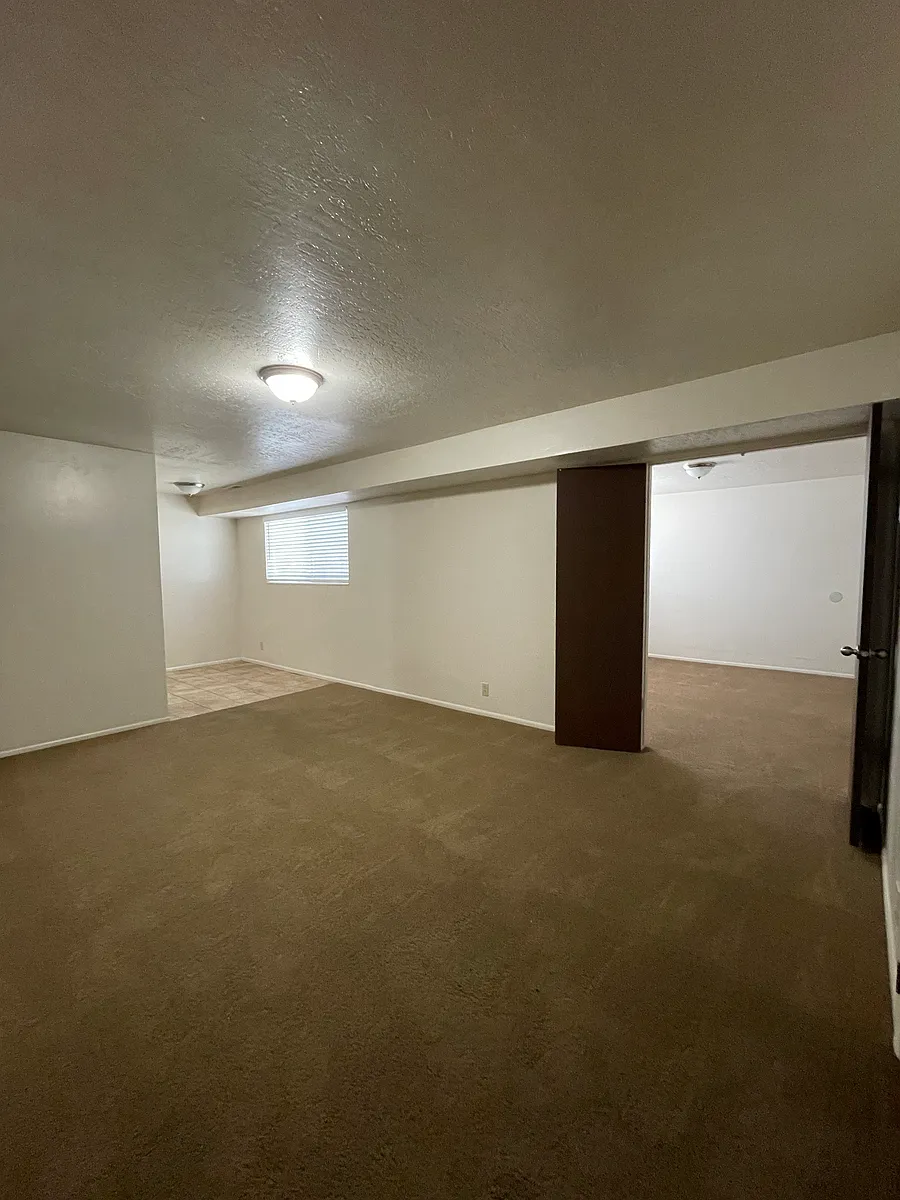 Building Photo - 15 E 600 N