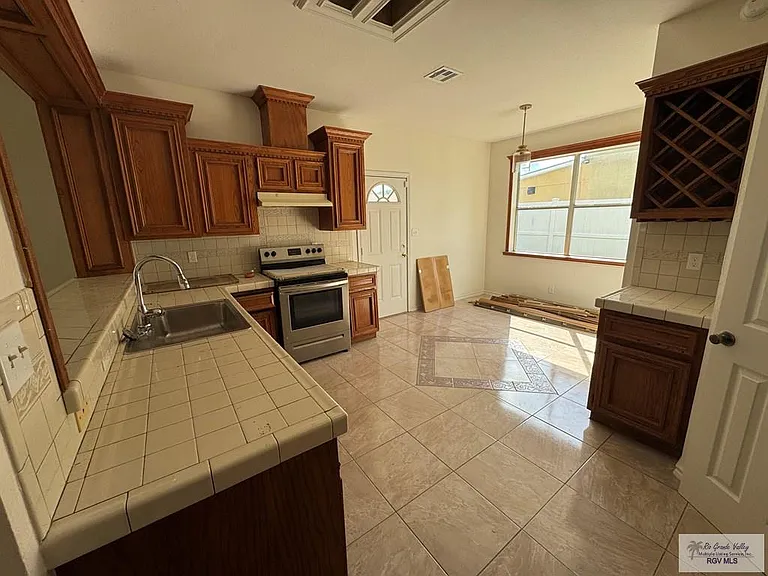 3433 Burgundy Dr — Photo 8