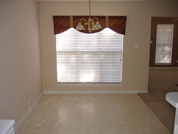 3rd image of 727 Bradford Ln
