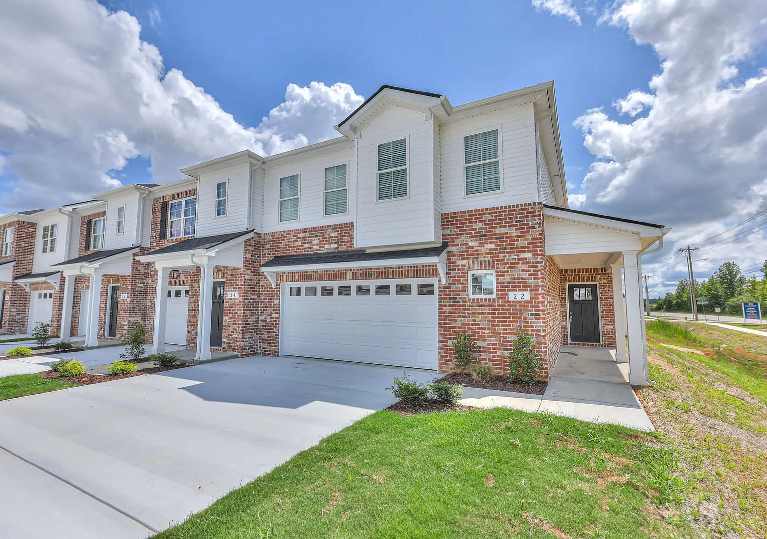 Like New Luxury 3/2.5 Townhome - Move In Specials — Photo 3