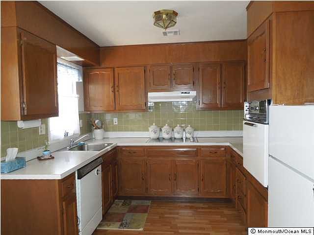 2nd image of 913 Dumbarton Drive #B
