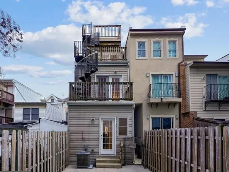 111 E Cross St — Photo 28