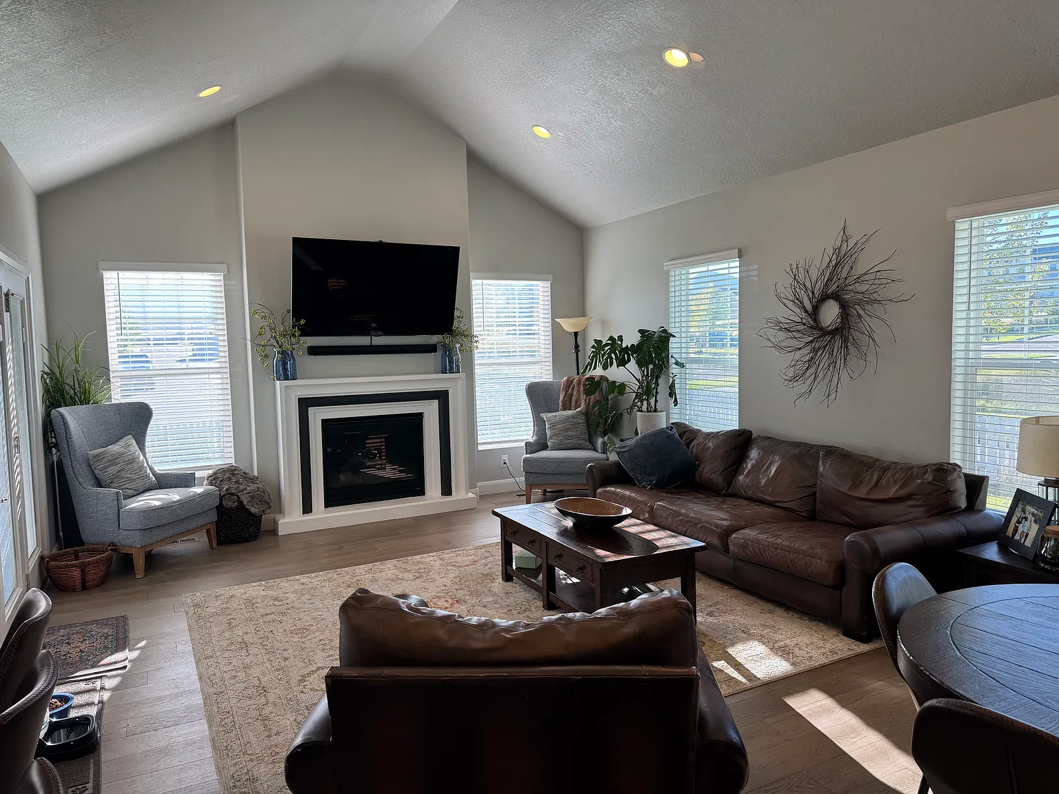 5 bed, 4200 sqft, $4,400 — Photo 4
