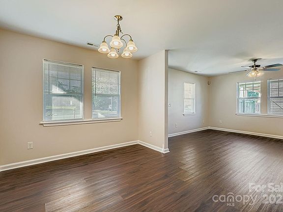 5th image of 208 Lakewood Ave