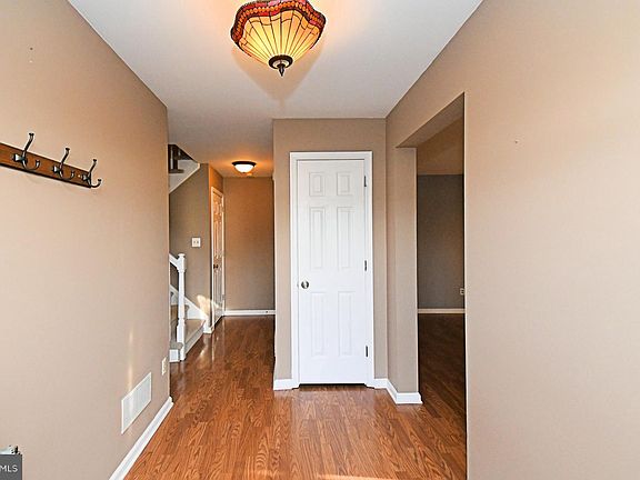 4th image of 974 Dogwood Ln