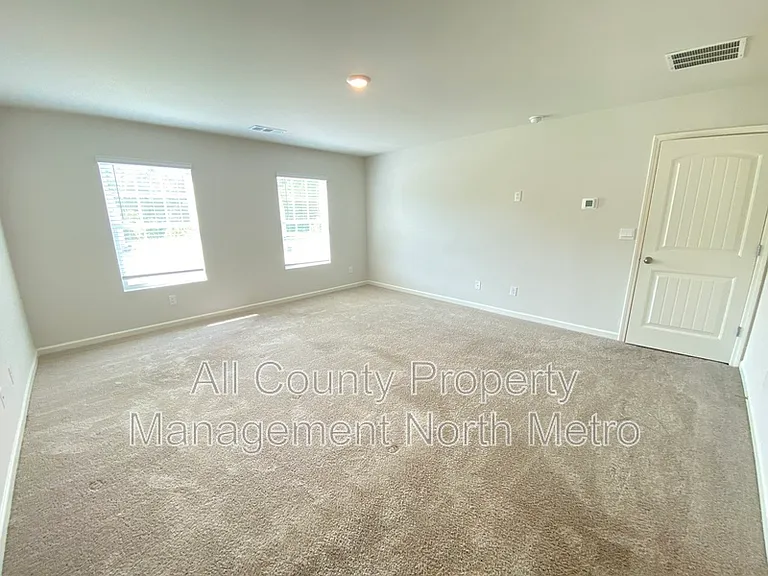 102 Oaktree St — Photo 8