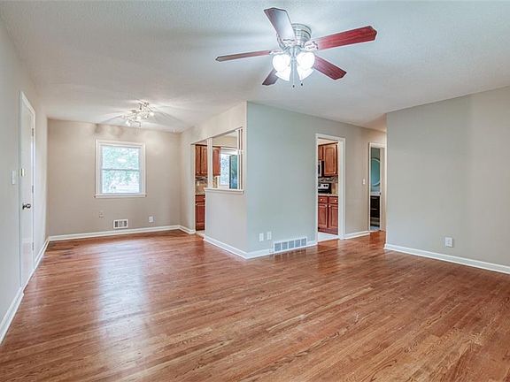 5th image of 4913 Evanston Ave