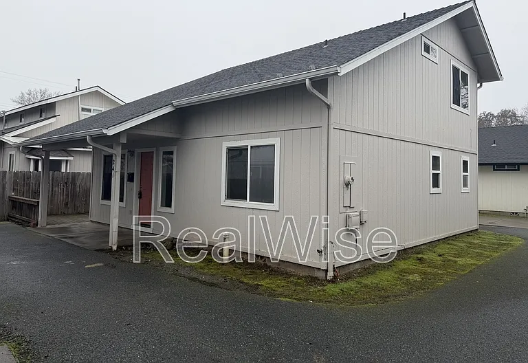 241 NE School St — Photo 3
