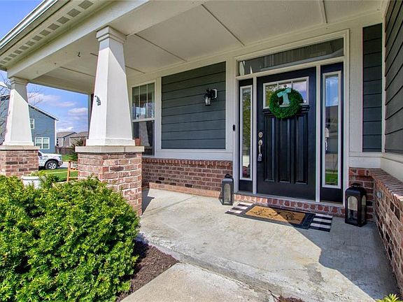 3rd image of 15676 Millwood Dr