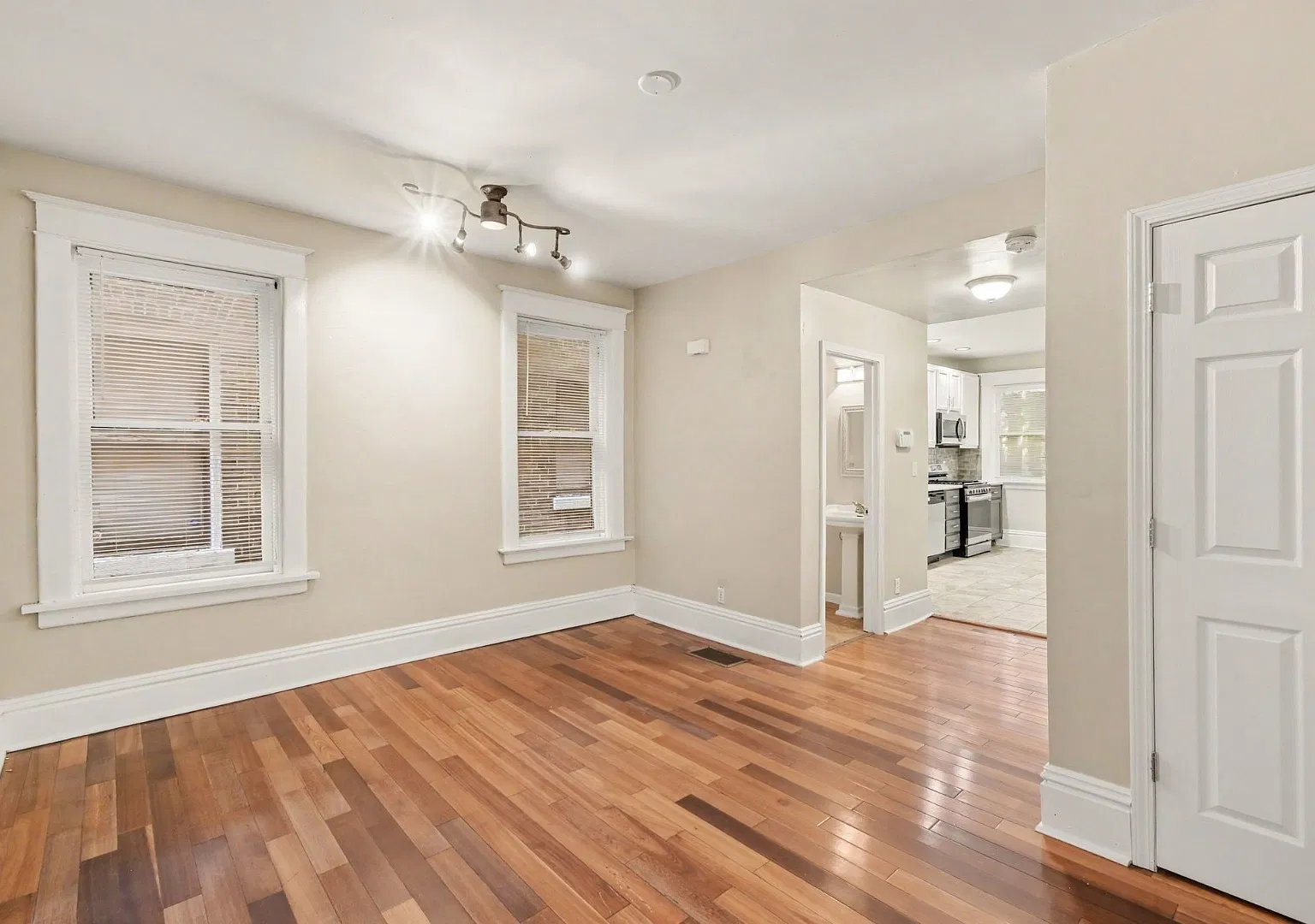 Modern 3-Bed Townhome with Balcony, Deck, and In-Unit Laundry in St. Louis 2,000 Sq Ft of Stylish... — Photo 4
