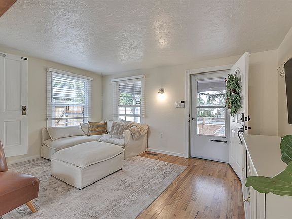 4th image of 995 SE 21st Ave