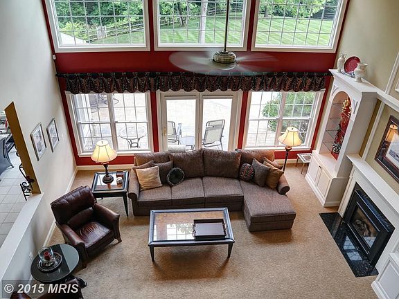 Great Room w/ built-ins and gas fireplace