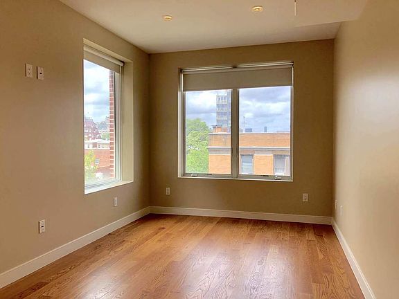 3rd image of 2704 Hoyt Ave S APT 5C