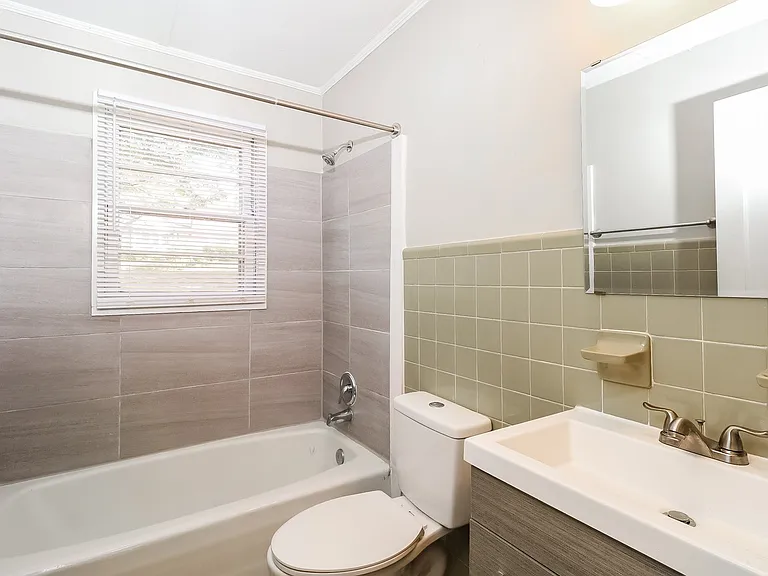 1588141_024_main_bathroom_13309385.jpg