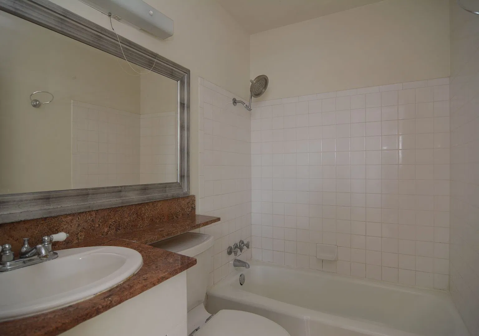 Charming Studio Home! Great Central Location! — Photo 4