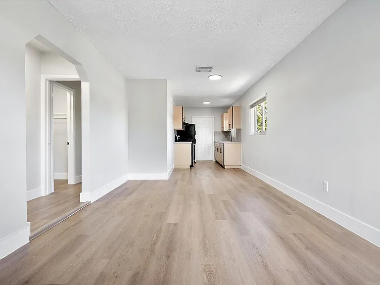 720 NE 7th St #9 — Photo 11