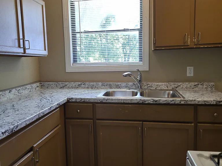 613 Jardin Dr — Photo 4