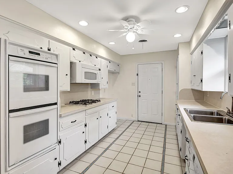 1007 Newberry Dr — Photo 27