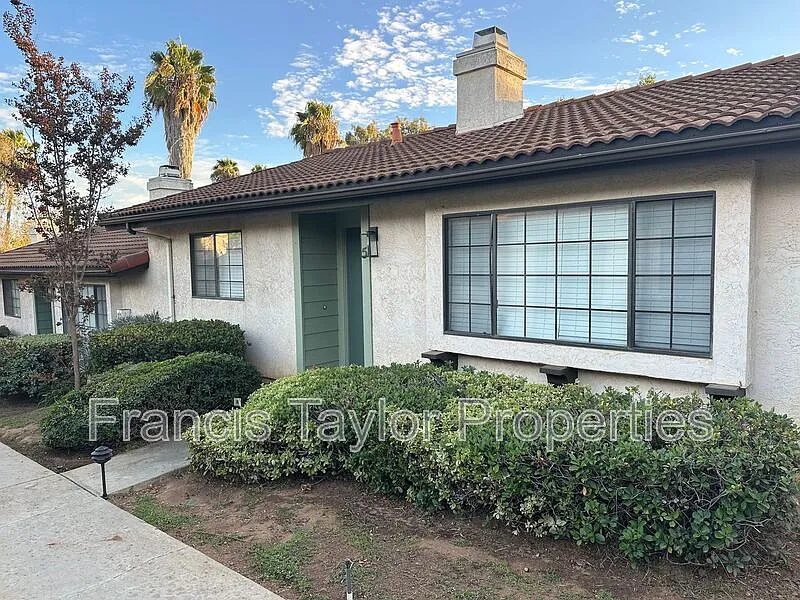 2 bed, 1.0 bath, 1000 sqft, $2,200 — Photo 2