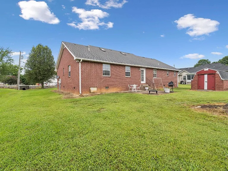 1011 Shirley Dr — Photo 3