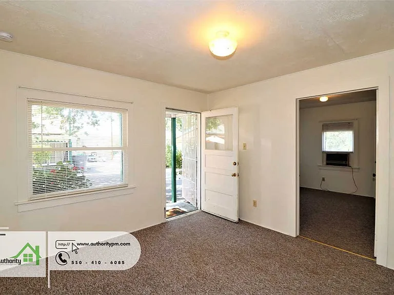 1825 Grand Coulee Blvd — Photo 4