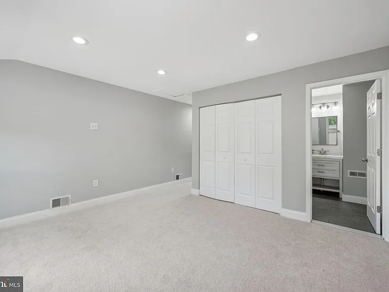 908 W Lombard St — Photo 12