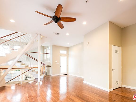 3rd image of 938 Lincoln Blvd Unit 4