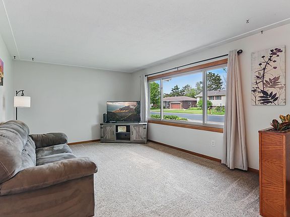3rd image of 1202 Lyn Way