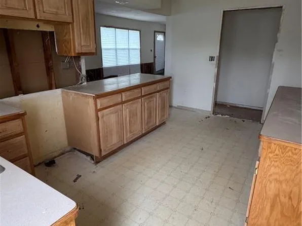 1004 Wright St, Pleasant Hill, MO 64080