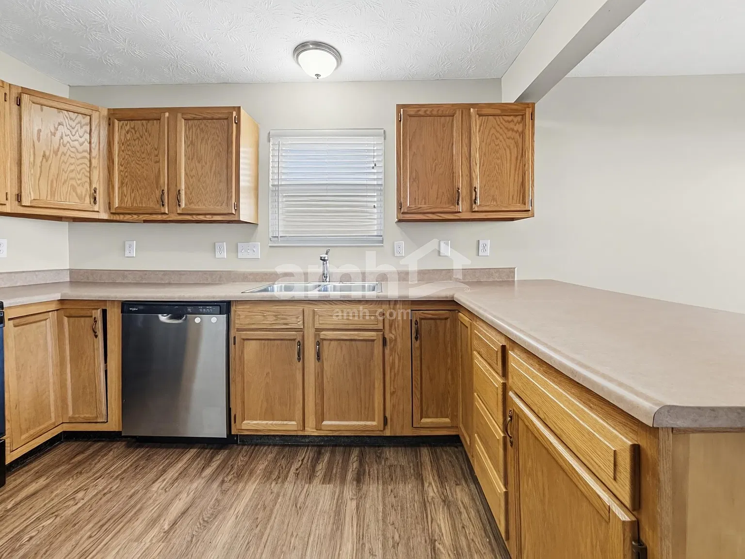 3 bed, 2.5 bath, 1704 sqft, $2,240 — Photo 3