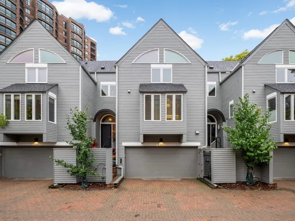 32 Greenway Gables, Minneapolis, MN 55403