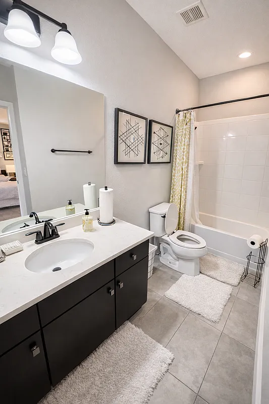 5 bed, 4.5 bath, 3300 sqft, $3,500 — Photo 4